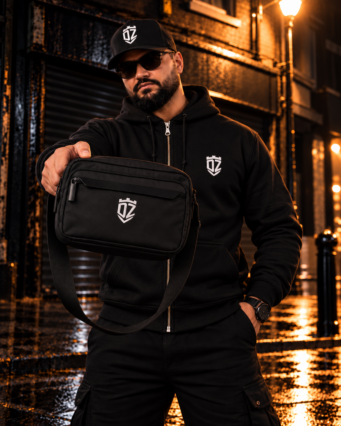 Homme portant la sacoche bandoulière noire DZ Collection brodée du blason DZ, port croisé, vue portée