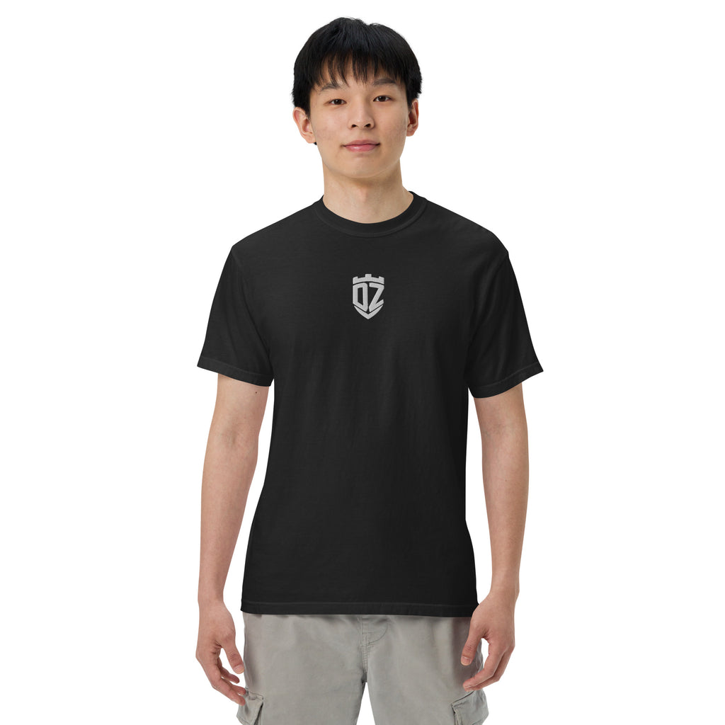 T-shirt noir en coton épais 206 g/m² DZ Collection, porté de face