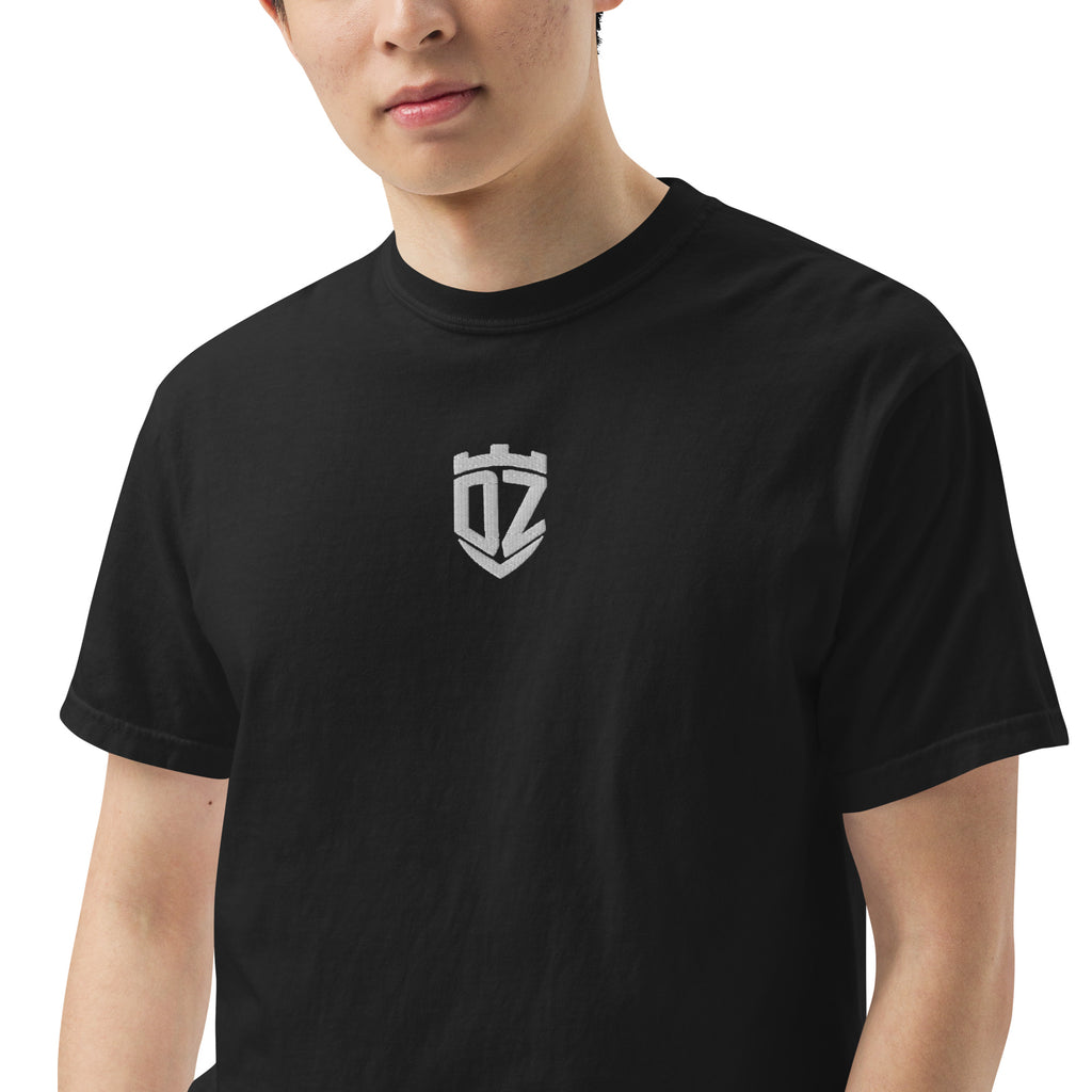 Gros plan sur le coton ring-spun épais du t-shirt noir DZ Collection