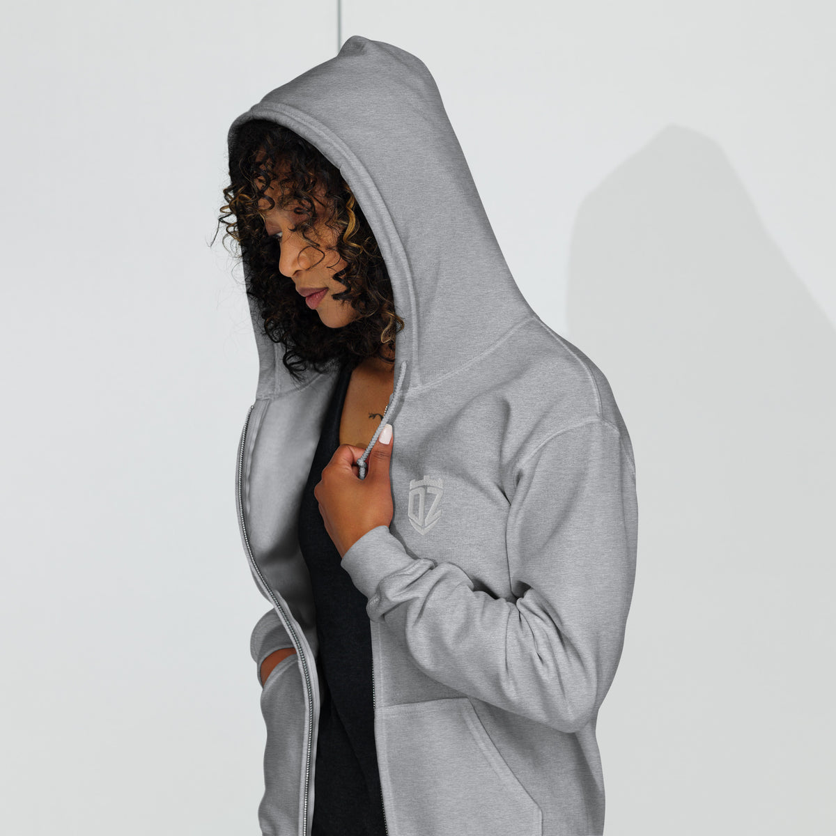 Sweat zippé DZ Collection, détail de la capuche ajustable