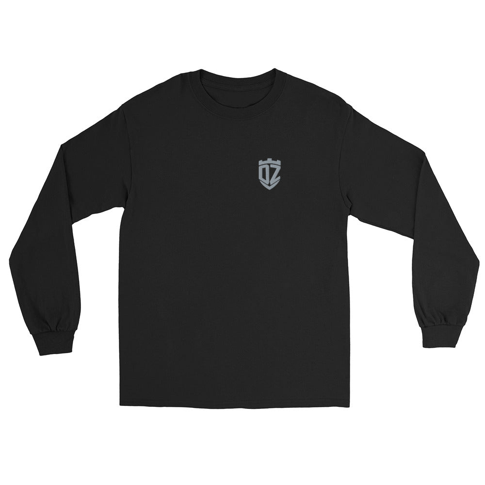 Détail du logo DZ sur le t-shirt manches longues noir
